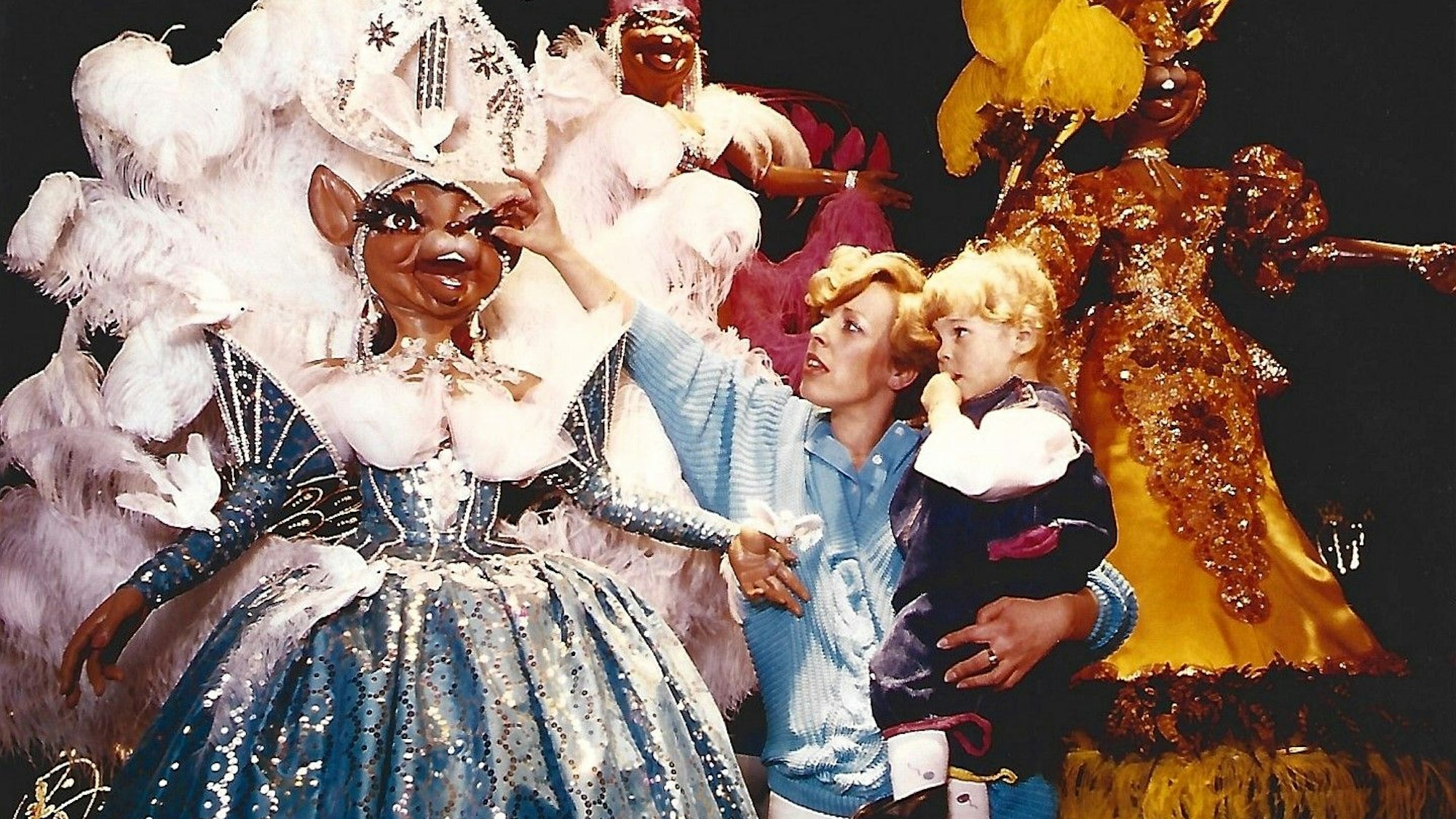 Nina Halberkann, Nichte von Freizeitpark-Gründer Richard Schmidt, zeigt ihrer Tochter Figuren der „Scala“ im Phantasialand.