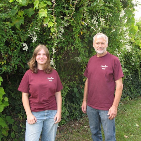 Paula Fehling und ihr Vater Bernd Schmitz, der Hanfer Bio-Bauer.