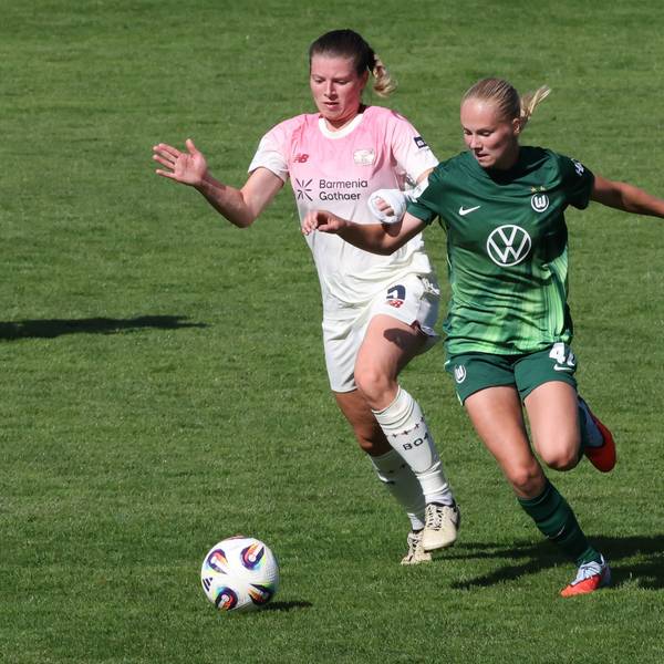22.08.2025, Fussball, Frauen, Saison 2025/2026, Testspiel, Bayer Leverkusen - VfL Wolfsburg Claudia Wenger Bayer Leverkusen, 5, links gegen Linnea Saelen VfL Wolfsburg, 41 Hof Stadion Grüne Au Bayern Deutschland *** 22 08 2025, Soccer, Women, Season 2025 2026, Test match, Bayer Leverkusen VfL Wolfsburg Claudia Wenger Bayer Leverkusen, 5, left against Linnea Saelen VfL Wolfsburg, 41 Yard Stadium Green Au Bavaria Germany