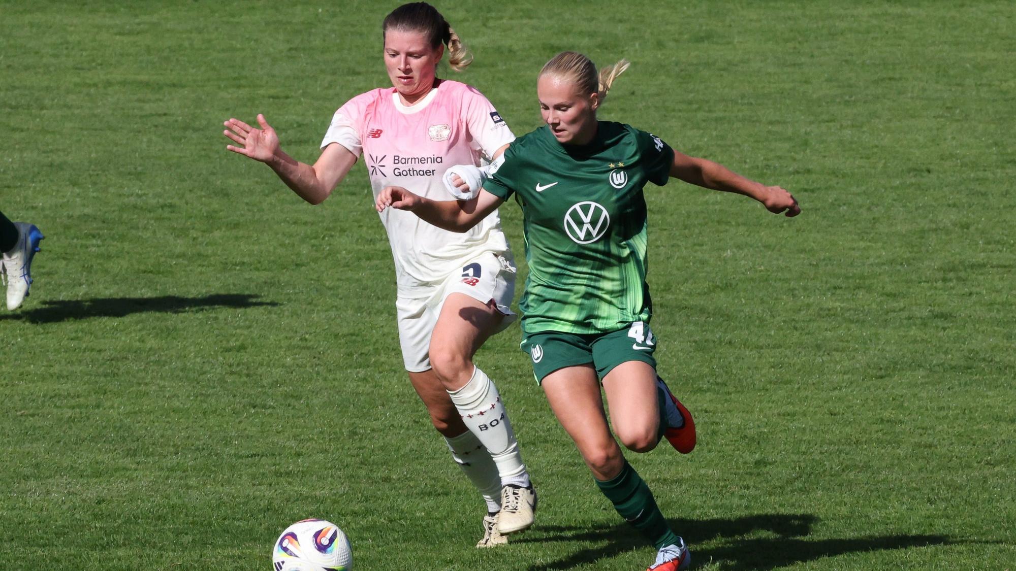 22.08.2025, Fussball, Frauen, Saison 2025/2026, Testspiel, Bayer Leverkusen - VfL Wolfsburg Claudia Wenger Bayer Leverkusen, 5, links gegen Linnea Saelen VfL Wolfsburg, 41 Hof Stadion Grüne Au Bayern Deutschland *** 22 08 2025, Soccer, Women, Season 2025 2026, Test match, Bayer Leverkusen VfL Wolfsburg Claudia Wenger Bayer Leverkusen, 5, left against Linnea Saelen VfL Wolfsburg, 41 Yard Stadium Green Au Bavaria Germany