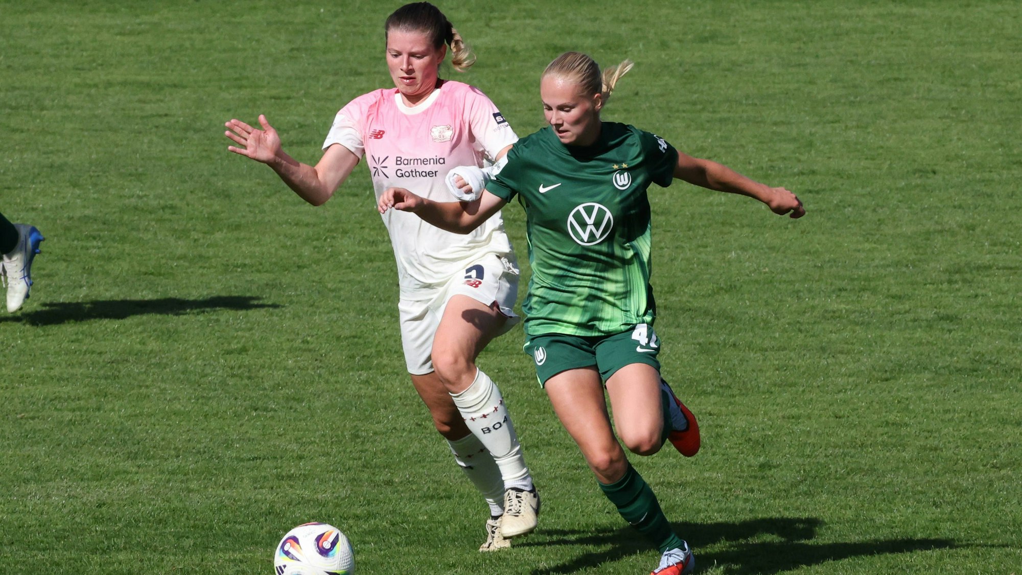 22.08.2025, Fussball, Frauen, Saison 2025/2026, Testspiel, Bayer Leverkusen - VfL Wolfsburg Claudia Wenger Bayer Leverkusen, 5, links gegen Linnea Saelen VfL Wolfsburg, 41 Hof Stadion Grüne Au Bayern Deutschland *** 22 08 2025, Soccer, Women, Season 2025 2026, Test match, Bayer Leverkusen VfL Wolfsburg Claudia Wenger Bayer Leverkusen, 5, left against Linnea Saelen VfL Wolfsburg, 41 Yard Stadium Green Au Bavaria Germany