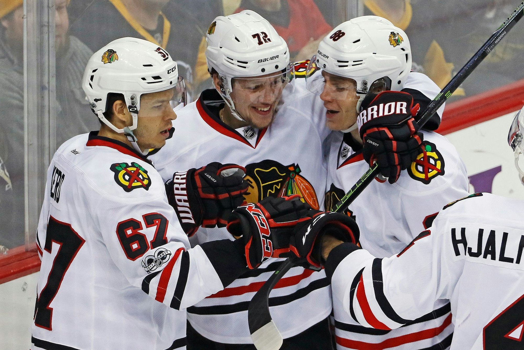 Tanner Kero (l) spielte einst in der NHL für die Chicago Blackhawks