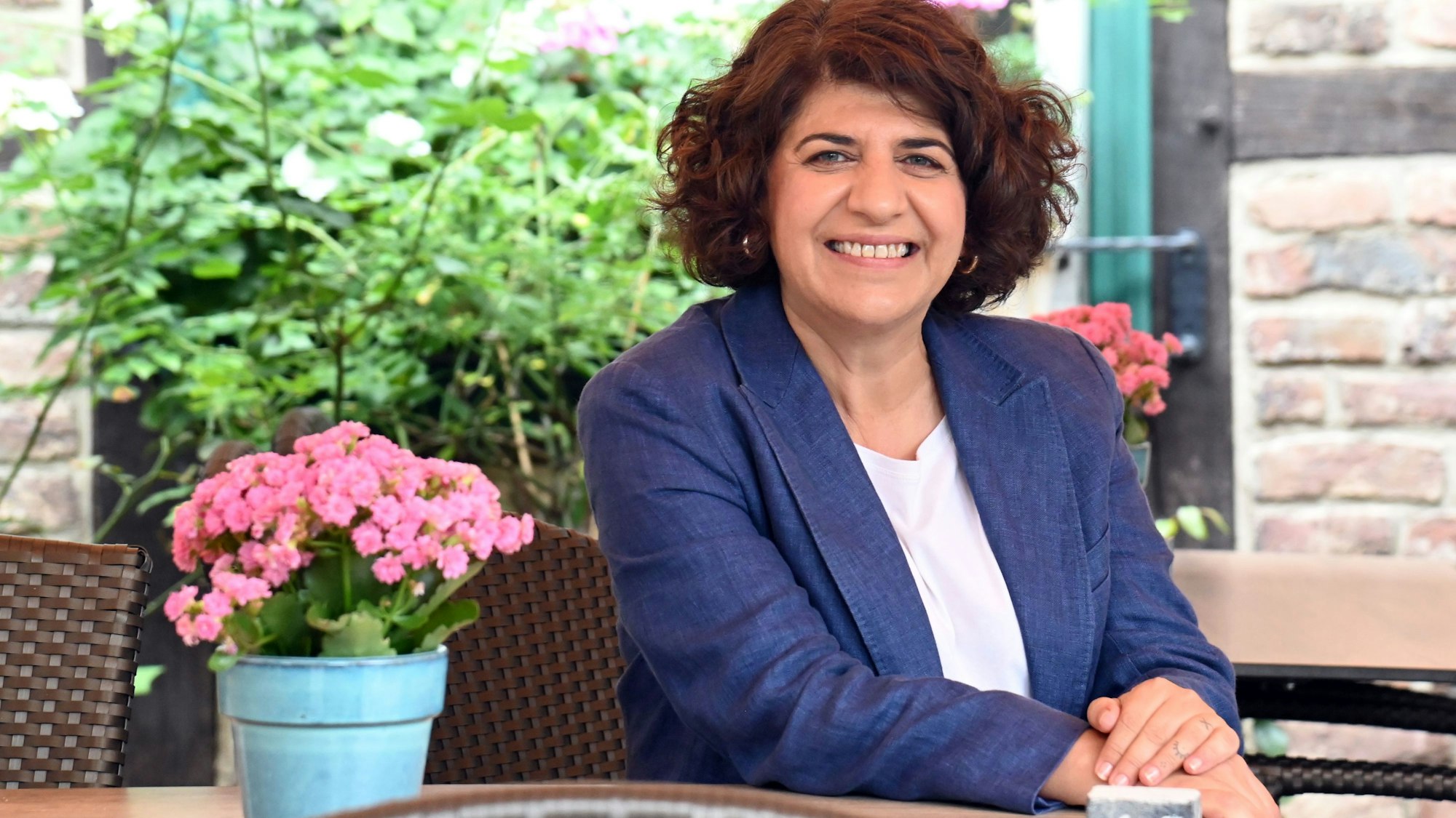 22.08.2025 Köln. Veedels-Spaziergang in Brück mit Berivan Aymaz, OB-Kandidatin der Kölner Grünen bei der Kommunalwahl 2025 in Brück. Foto: Alexander Schwaiger