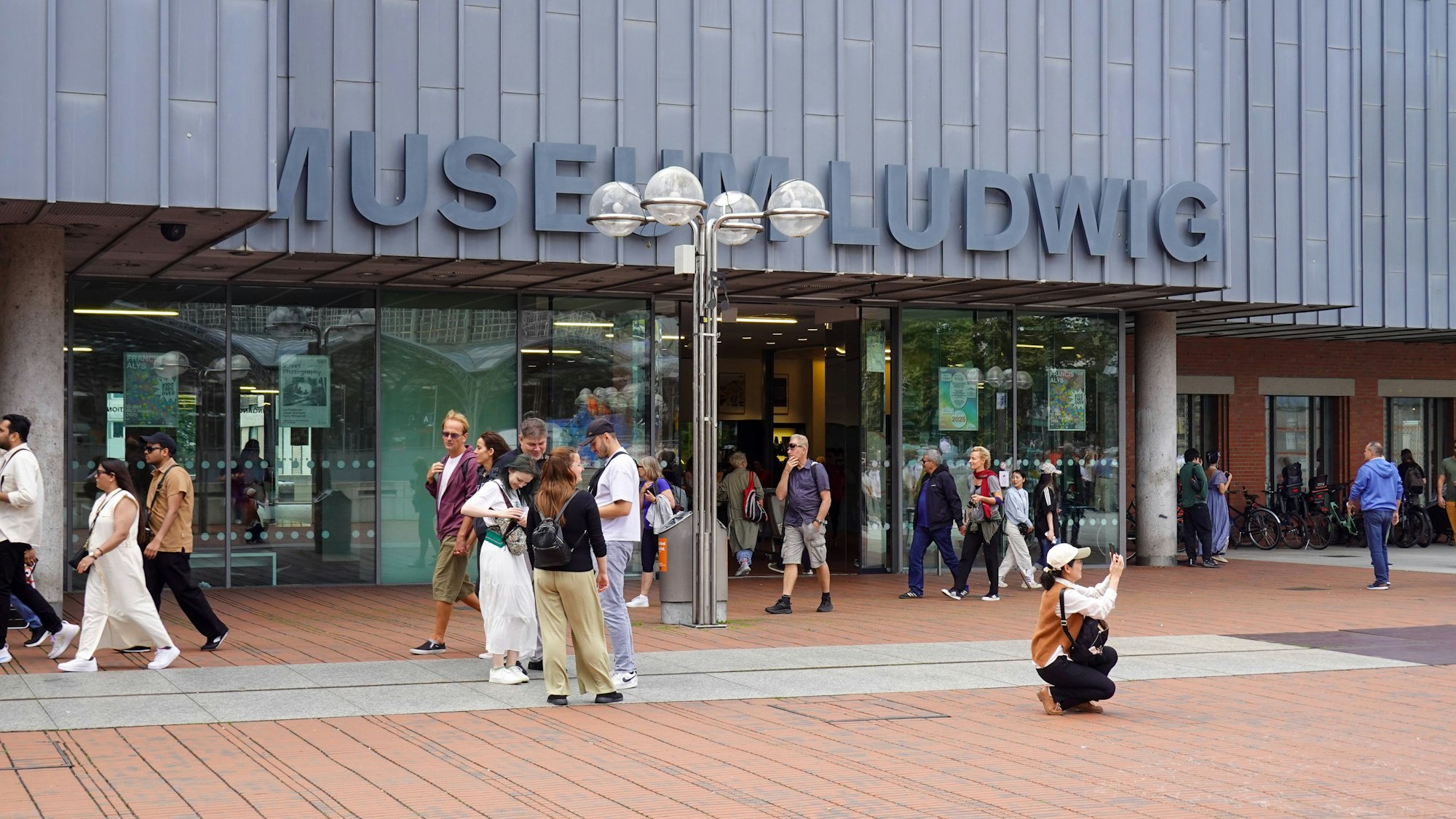 Besucher stehen vor dem Eingang des Museum Ludwig in Köln.