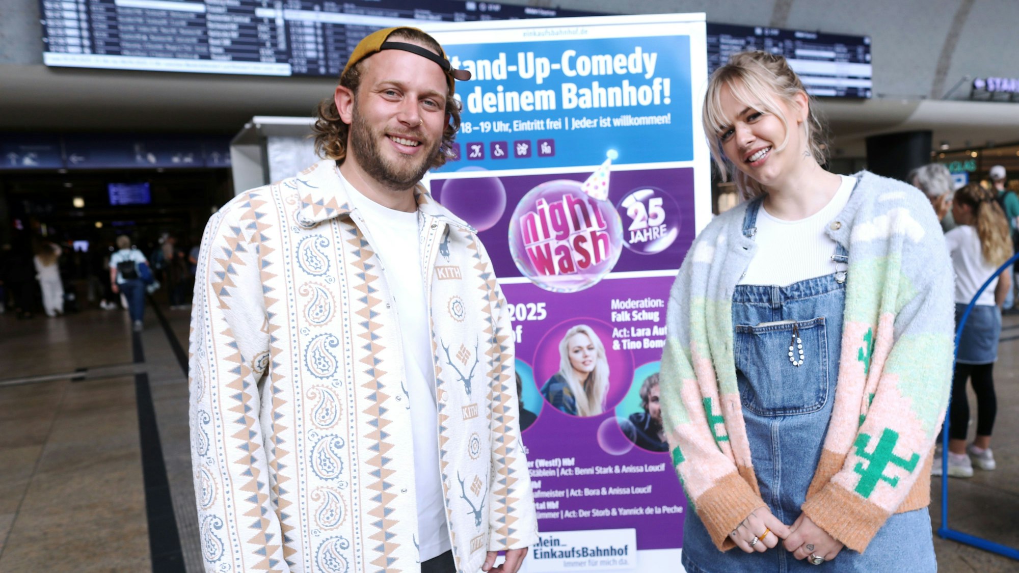 03.09.2025, Köln: Unter dem Motto „Lachen verbindet“ kommt die NightWash-Comedy-Tour in den Kölner Hauptbahnhof. Moderator Falk Schug begrüßt unter den Comediansunter anderem Lara Autsch. Foto: Arton Krasniqi