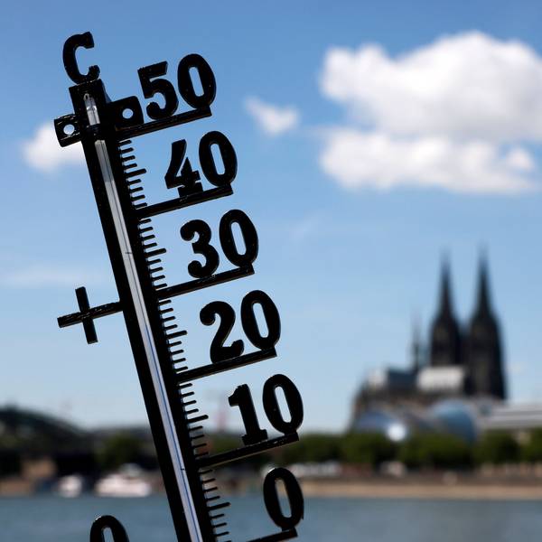 Extreme Hitze macht den Menschen in Deutschland zu schaffen. Mit Höchsttemperaturen zwischen 36 und 39 Grad erreichte die Hitzewelle am Mittwoch ihren Höhepunkt auch in Köln am Rhein. Themenbild, Symbolbild Köln, 05.07.2025 NRW Deutschland *** Extreme heat is causing problems for people in Germany With maximum temperatures of between 36 and 39 degrees, the heatwave also reached its peak in Cologne on the Rhine on Wednesday Themed picture, symbolic picture Cologne, 05 07 2025 NRW Germany Copyright: xChristophxHardtx