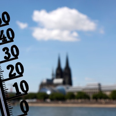 Extreme Hitze macht den Menschen in Deutschland zu schaffen. Mit Höchsttemperaturen zwischen 36 und 39 Grad erreichte die Hitzewelle am Mittwoch ihren Höhepunkt auch in Köln am Rhein. Themenbild, Symbolbild Köln, 05.07.2025 NRW Deutschland *** Extreme heat is causing problems for people in Germany With maximum temperatures of between 36 and 39 degrees, the heatwave also reached its peak in Cologne on the Rhine on Wednesday Themed picture, symbolic picture Cologne, 05 07 2025 NRW Germany Copyright: xChristophxHardtx