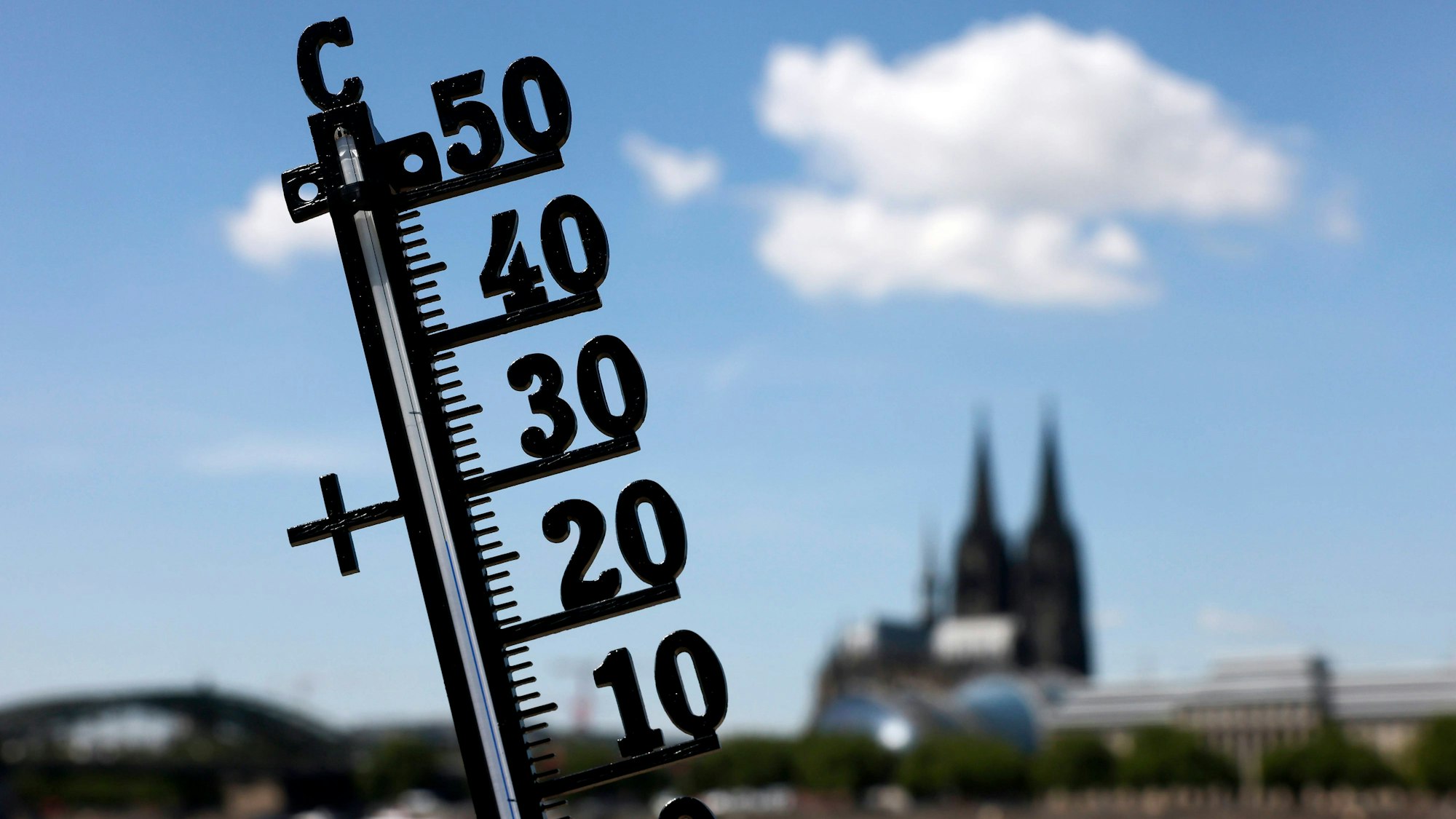 Extreme Hitze macht den Menschen in Deutschland zu schaffen. Mit Höchsttemperaturen zwischen 36 und 39 Grad erreichte die Hitzewelle am Mittwoch ihren Höhepunkt auch in Köln am Rhein. Themenbild, Symbolbild Köln, 05.07.2025 NRW Deutschland *** Extreme heat is causing problems for people in Germany With maximum temperatures of between 36 and 39 degrees, the heatwave also reached its peak in Cologne on the Rhine on Wednesday Themed picture, symbolic picture Cologne, 05 07 2025 NRW Germany Copyright: xChristophxHardtx