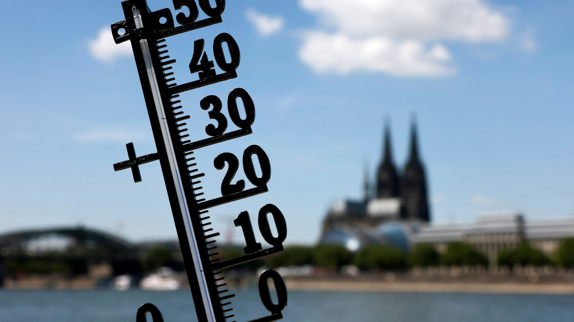Mit Höchsttemperaturen zwischen 36 und 39 Grad erreichte die Hitzewelle ihren Höhepunkt auch in Köln am Rhein.