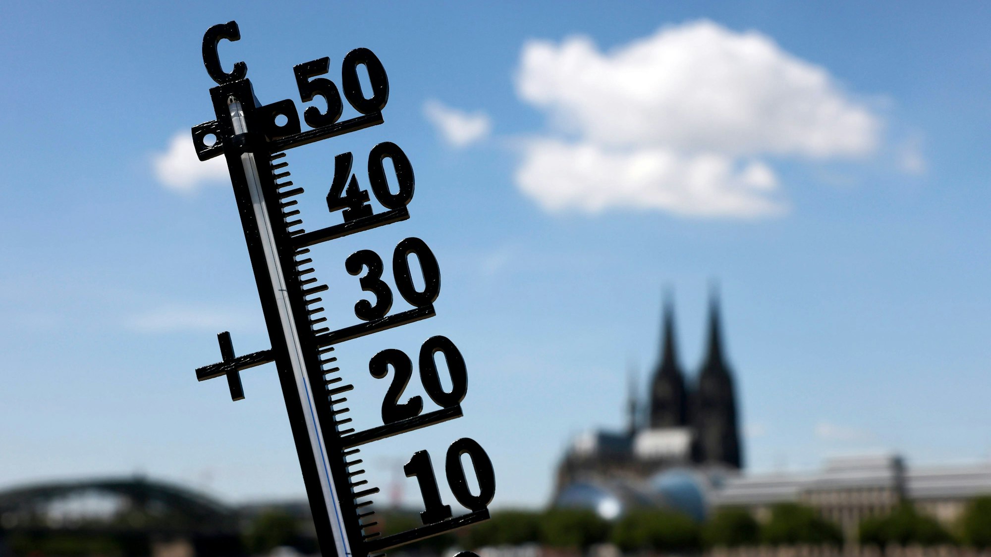 Extreme Hitze macht den Menschen in Deutschland zu schaffen. Mit Höchsttemperaturen zwischen 36 und 39 Grad erreichte die Hitzewelle dieses Jahr am 5. Juli in diesem Jahr ihren Höhepunkt auch in Köln.