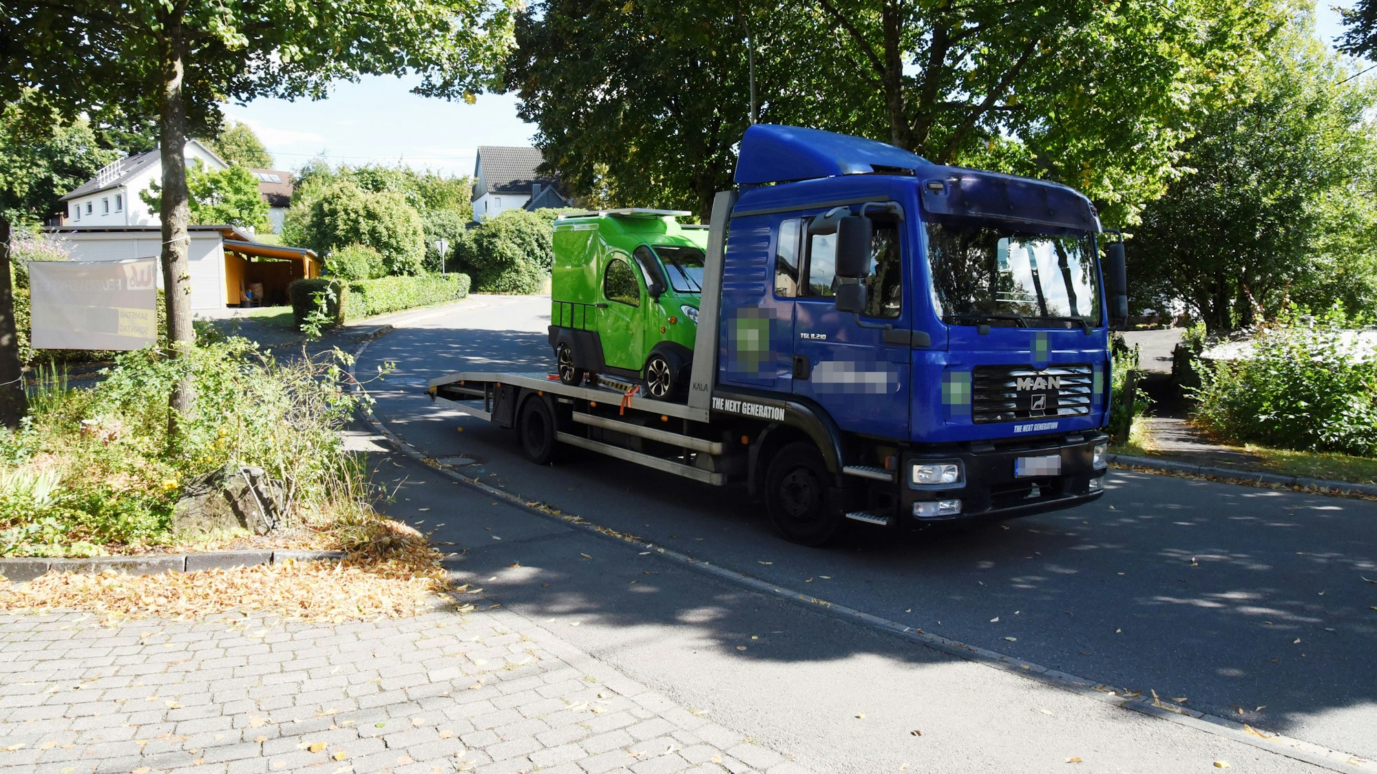 Ein Kleinlaster auf der Dorfstraße.