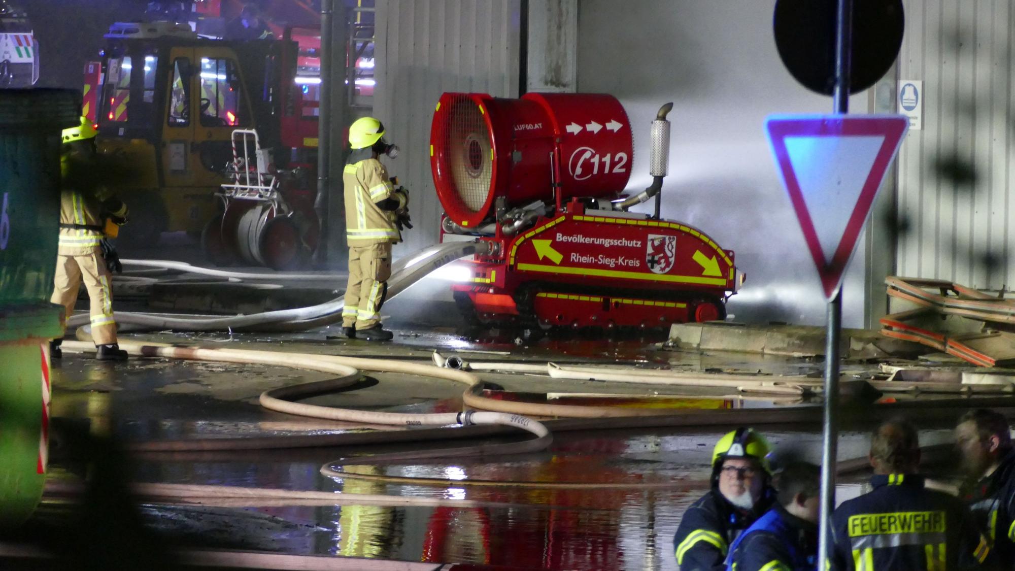 Einsatzkräfte der Feuerwehr mit einem Spezialfahrzeug.