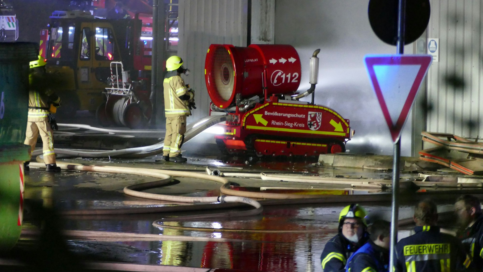 Einsatzkräfte der Feuerwehr mit einem Spezialfahrzeug.