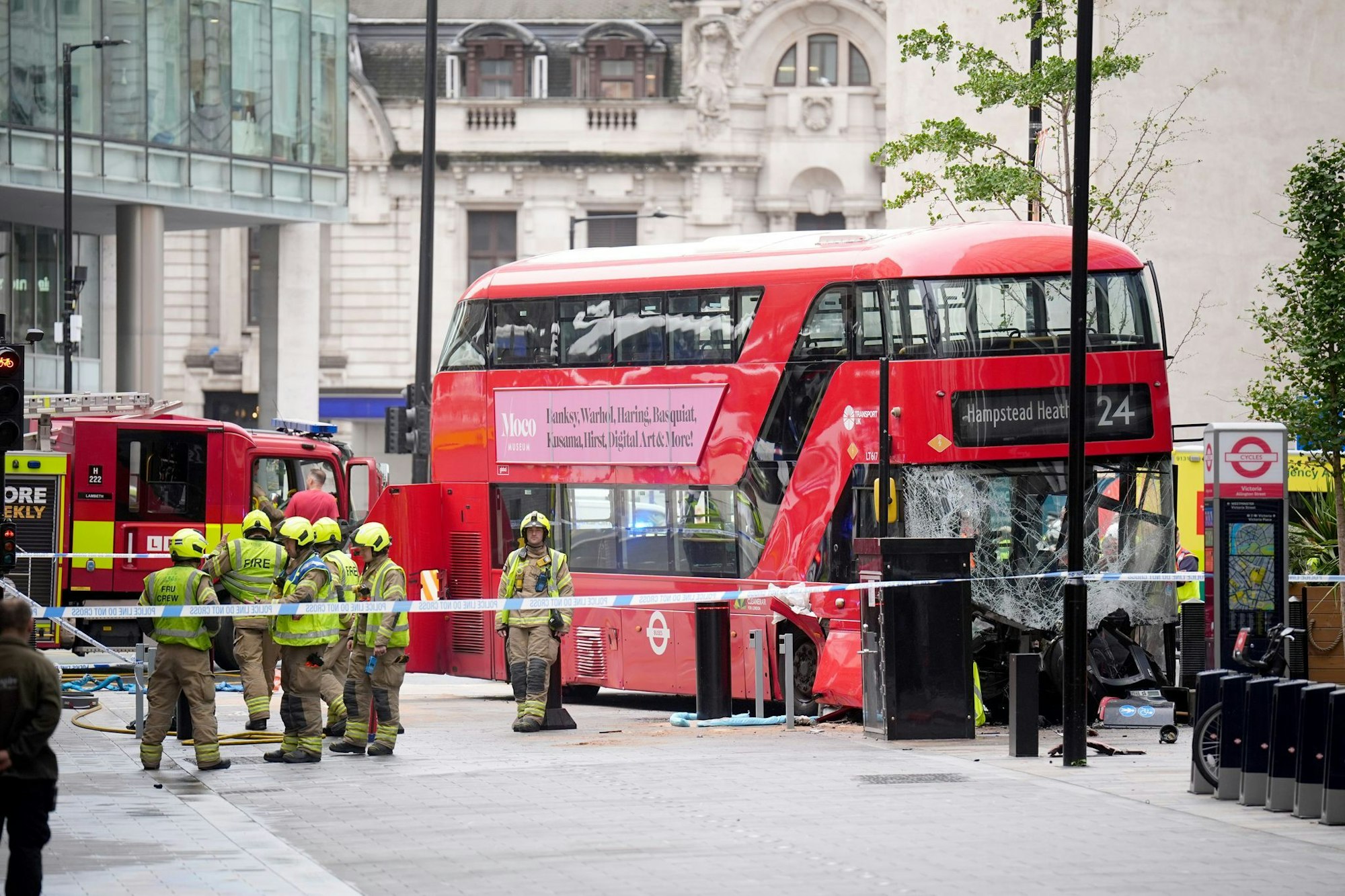 Mehrere Menschen wurden verletzt, als der Bus nahe dem Bahnhof Victoria Station von der Straße abkam.