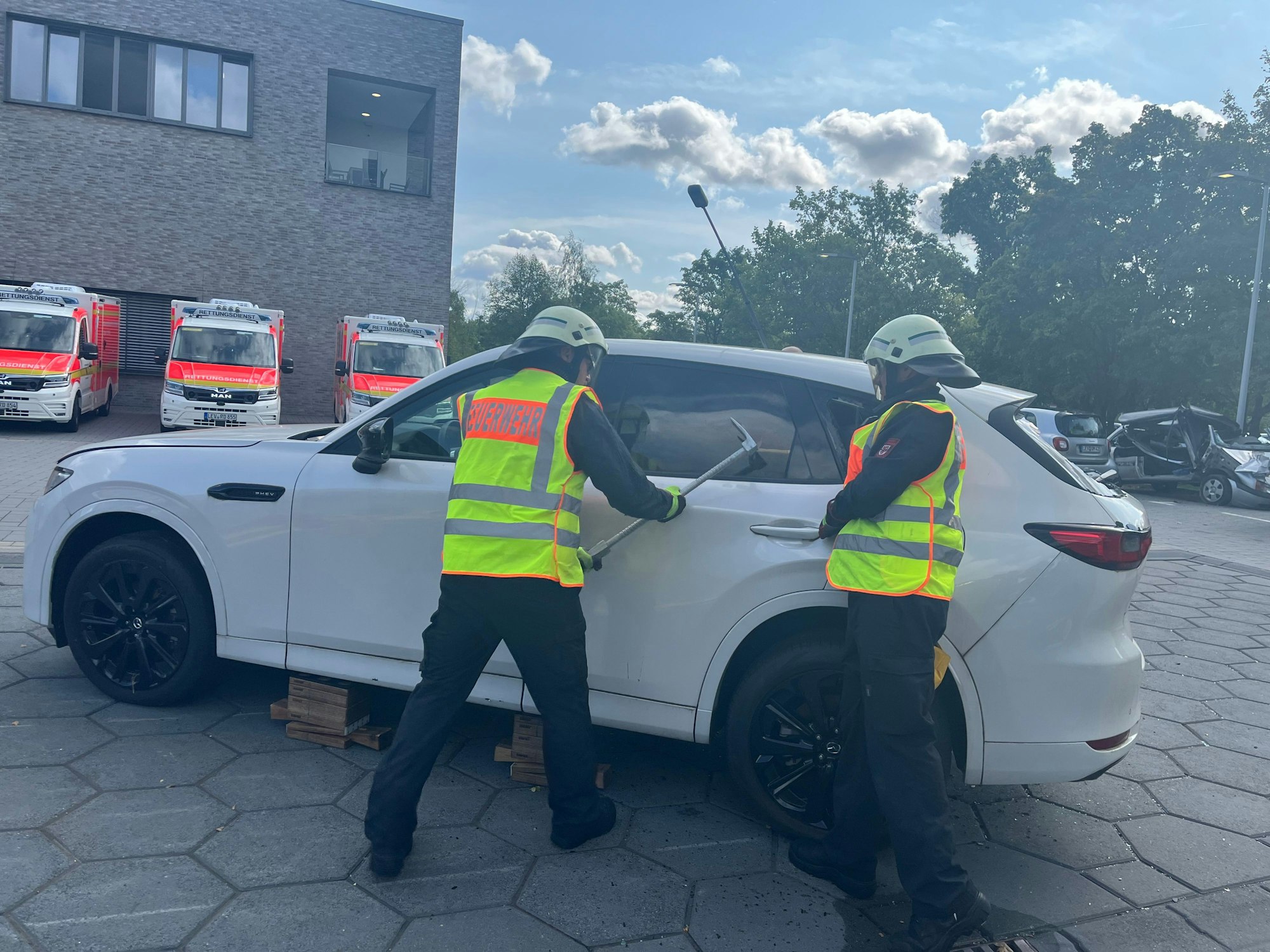 Feuerwehrmänner schneiden ein Auto auf