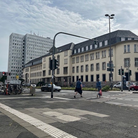 In der früheren Oberfinanzdirektion an der Riehler Straße sollen geflüchtete Menschen untergebracht werden.