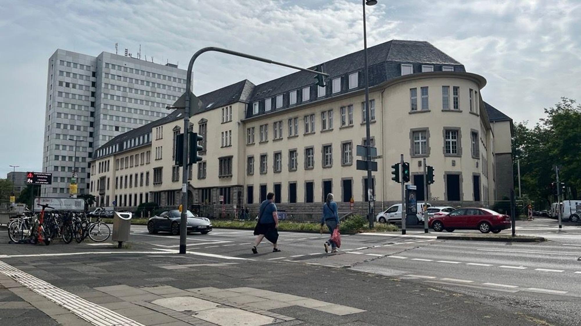 In der früheren Oberfinanzdirektion an der Riehler Straße sollen geflüchtete Menschen untergebracht werden.