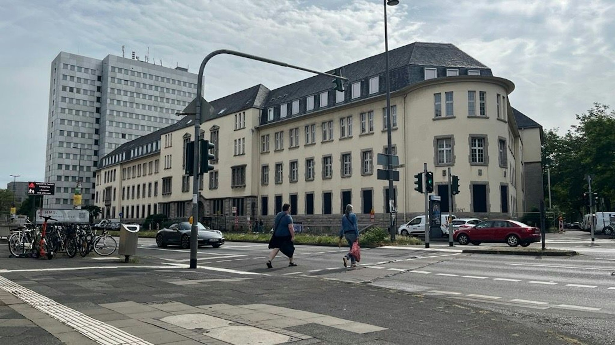 In der früheren Oberfinanzdirektion an der Riehler Straße sollen geflüchtete Menschen untergebracht werden.