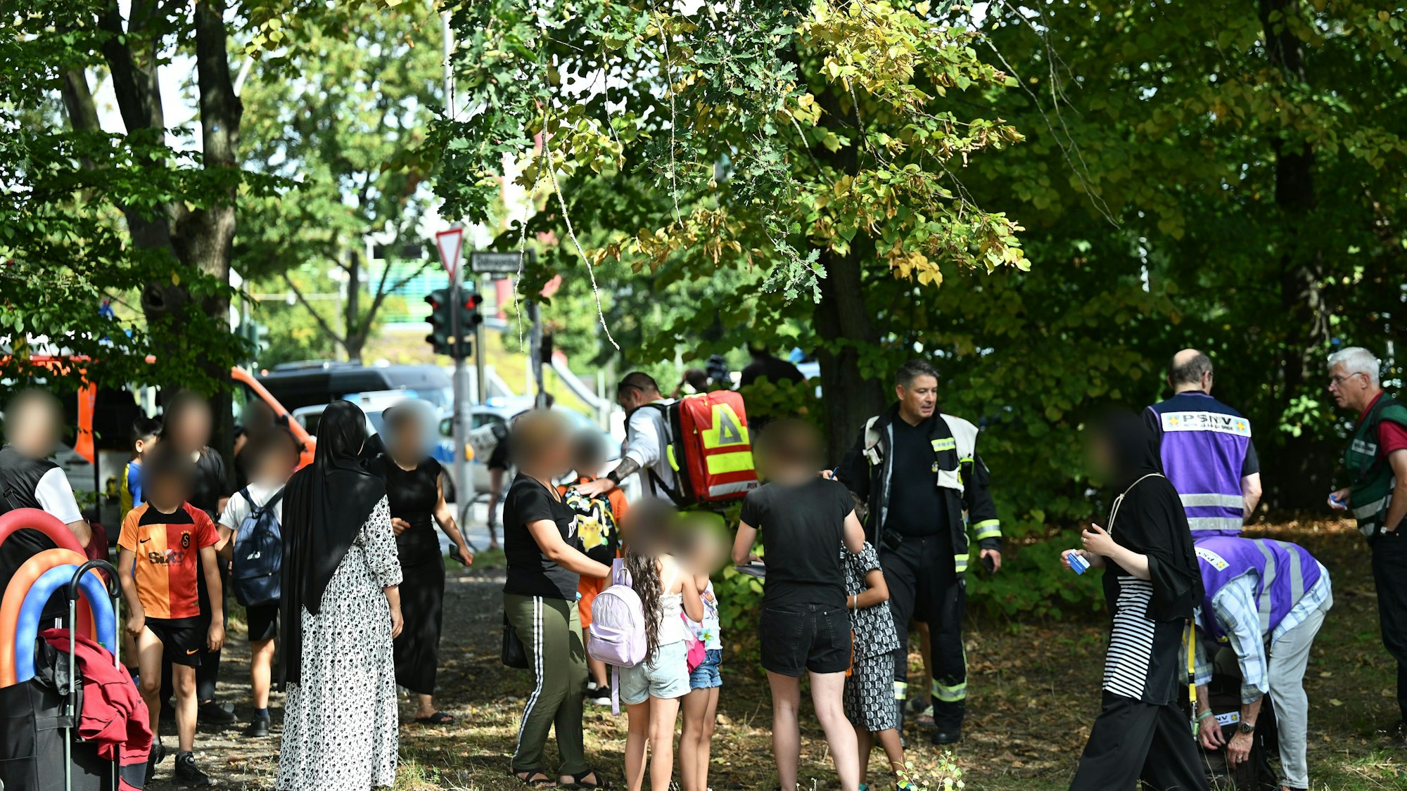04.09.2025, Berlin: Rettungskräfte sind an der Unfallstelle im Einsatz. Ein Auto ist in Berlin-Wedding in eine Menschengruppe gefahren. Nach ersten Erkenntnissen der Polizei kam der Wagen von der Straße ab, fuhr auf den Gehweg und erfasste mehrere Menschen. (ACHTUNG: Person(en) wurde(n) aus rechtlichen Gründen gepixelt) Foto: Annette Riedl/dpa +++ dpa-Bildfunk +++
