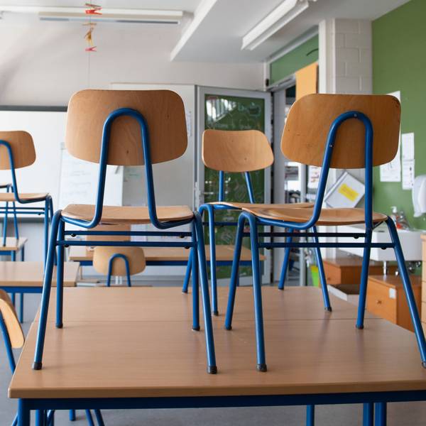 SYMBOLBILD - 23.03.2020, Sachsen, Dresden: Stühle stehen in einer Schule auf den Tischen. In Sachsen fallen derzeit zahlreiche Schulstunden aus. (zu dpa: «Schuljahr 2024/2025: Fast jede zehnte Stunde ausgefallen») Foto: Sebastian Kahnert/dpa-Zentralbild/dpa +++ dpa-Bildfunk +++
