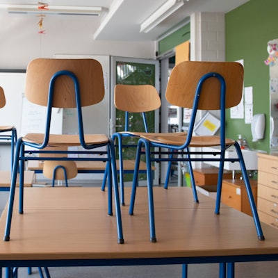SYMBOLBILD - 23.03.2020, Sachsen, Dresden: Stühle stehen in einer Schule auf den Tischen. In Sachsen fallen derzeit zahlreiche Schulstunden aus. (zu dpa: «Schuljahr 2024/2025: Fast jede zehnte Stunde ausgefallen») Foto: Sebastian Kahnert/dpa-Zentralbild/dpa +++ dpa-Bildfunk +++