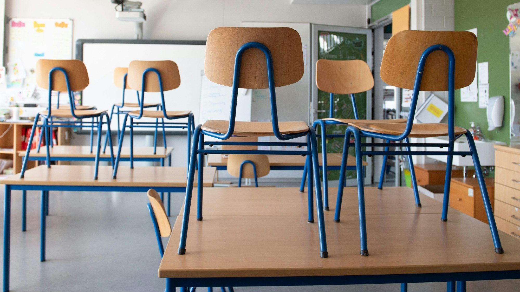 SYMBOLBILD - 23.03.2020, Sachsen, Dresden: Stühle stehen in einer Schule auf den Tischen. In Sachsen fallen derzeit zahlreiche Schulstunden aus. (zu dpa: «Schuljahr 2024/2025: Fast jede zehnte Stunde ausgefallen») Foto: Sebastian Kahnert/dpa-Zentralbild/dpa +++ dpa-Bildfunk +++