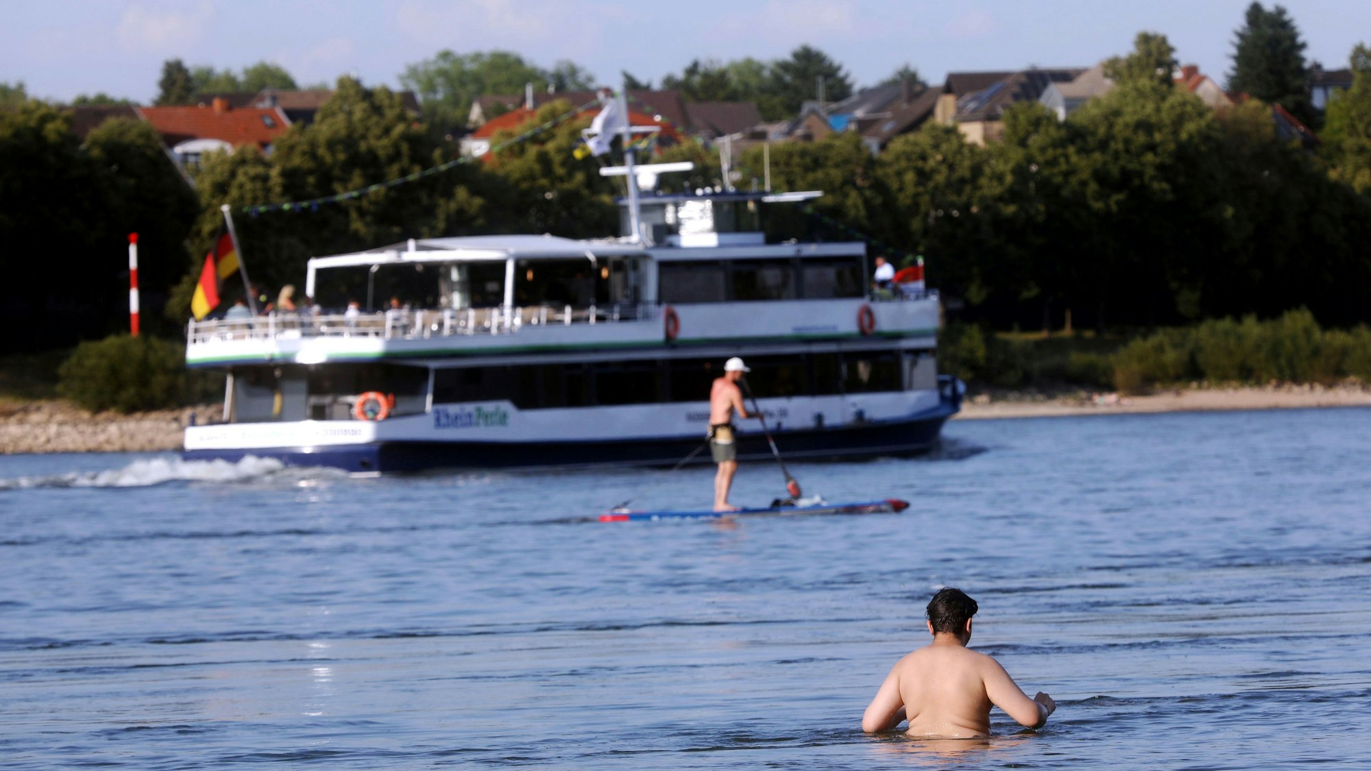 01.07.2025, Köln: Abkühlung am Rhein in Rodenkirchen ist eine Gefahr. Foto: Arton Krasniqi
