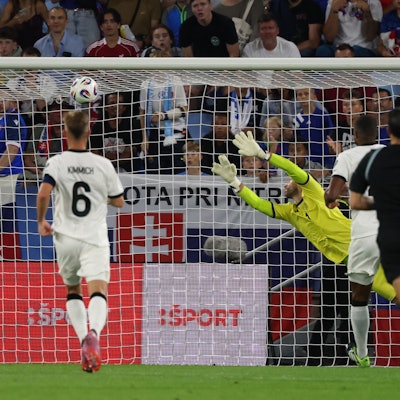 04.09.2025, Slowakei, Bratislava: Fußball: WM-Qualifikation Europa, Slowakei - Deutschland, Gruppenphase, Gruppe A, 1. Spieltag, Narodny Futbalovy Stadion, Torhüter Oliver Baumann (Deutschland) kann das 2:0 nicht verhindern. Foto: Christian Charisius/dpa +++ dpa-Bildfunk +++