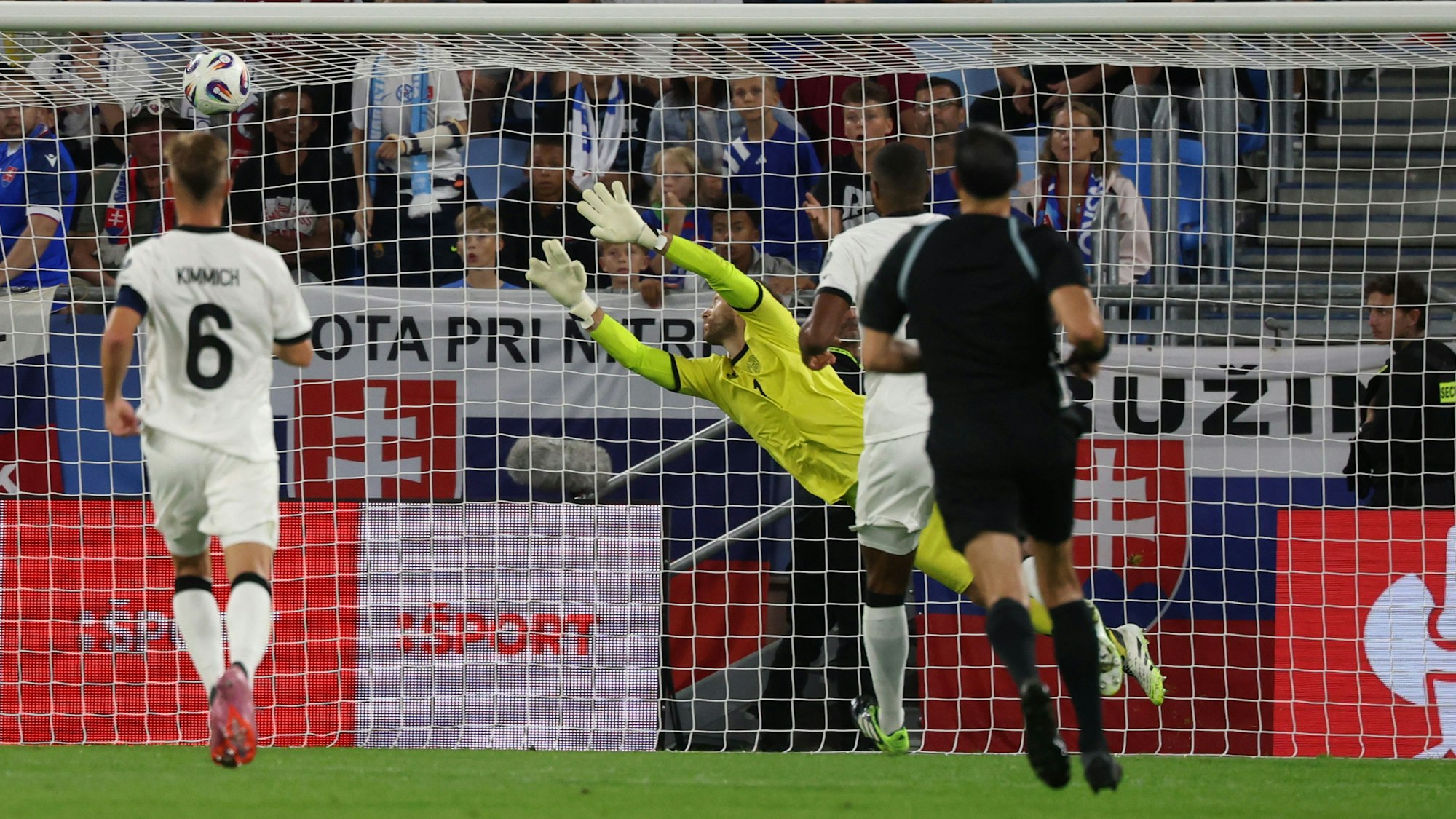 04.09.2025, Slowakei, Bratislava: Fußball: WM-Qualifikation Europa, Slowakei - Deutschland, Gruppenphase, Gruppe A, 1. Spieltag, Narodny Futbalovy Stadion, Torhüter Oliver Baumann (Deutschland) kann das 2:0 nicht verhindern. Foto: Christian Charisius/dpa +++ dpa-Bildfunk +++