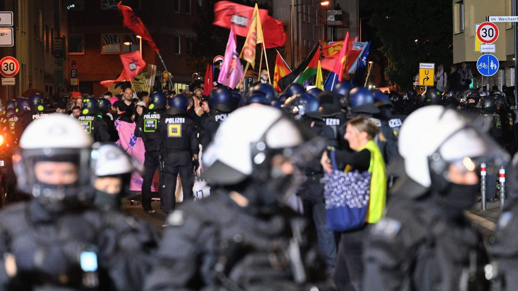 Teilnehmer des „Anti-Kriegs-Marschs“ der Initiative „Rheinmetall Entwaffnen“ werden am 30.8.2025 durch die Polizei eingekesselt.
