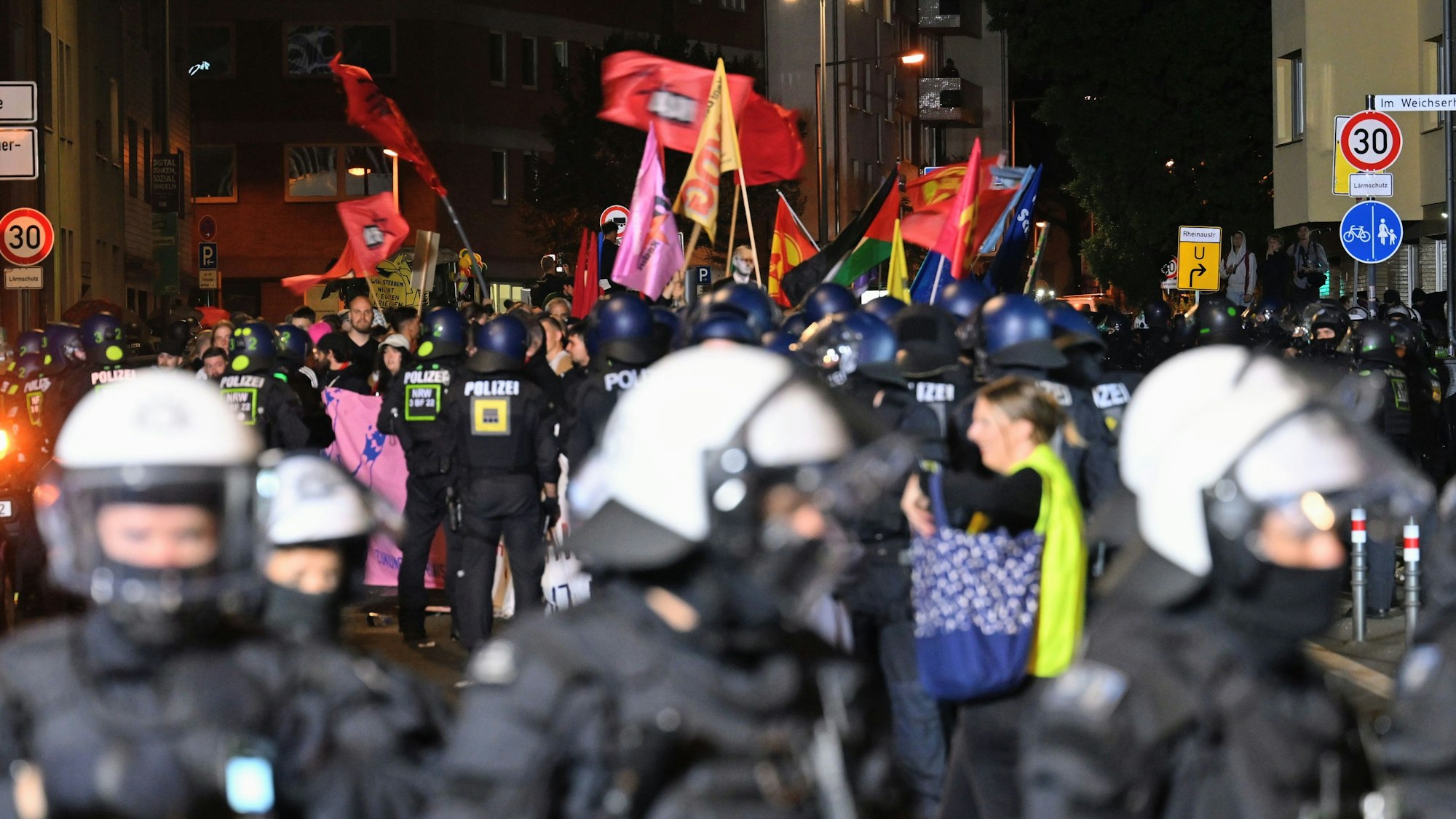 30.08.2025, Nordrhein-Westfalen, Köln: Teilnehmer (hinten) werden bei einem "Anti-Kriegs-Marsch" der Initiative "Rheinmetall Entwaffnen" durch die Polizei eingekesselt. Deutschlands größter Rüstungskonzern ist als Folge des Ukraine-Krieges stark gewachsen. Foto: Henning Kaiser/dpa +++ dpa-Bildfunk +++