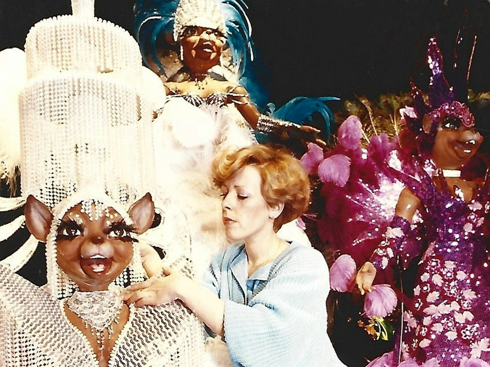 Nina Halberkann mit Figuren der „Scala“ im Phantasialand.