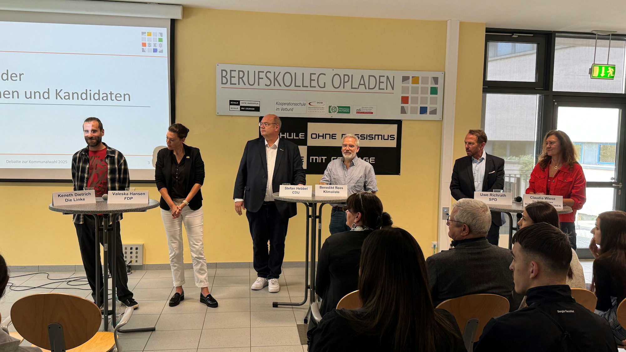 Diskutierten vor hunderten Schülern des Kollegs: Keneth Dietrich (v.l., Linke) Valeska Hansen (FDP), Stefan Hebbel (CDU), Benedikt Rees (Klimaliste), Uwe Richrath (SPD), Claudia Wiese (Grüne, Vertritt Sven Weiss)