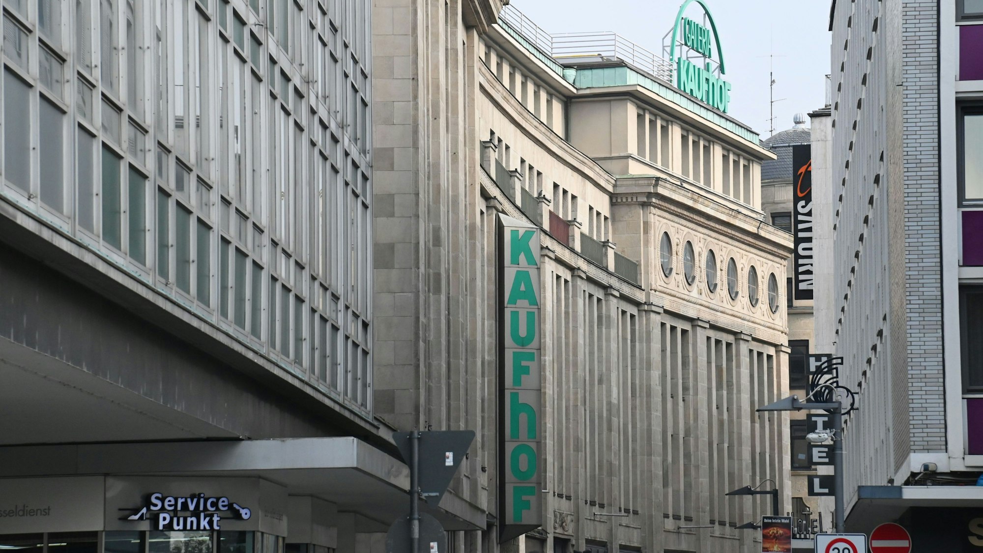 02.08.2024 Köln. Noch hat der Kaufhof seine Beschilderung. Foto: Alexander Schwaiger