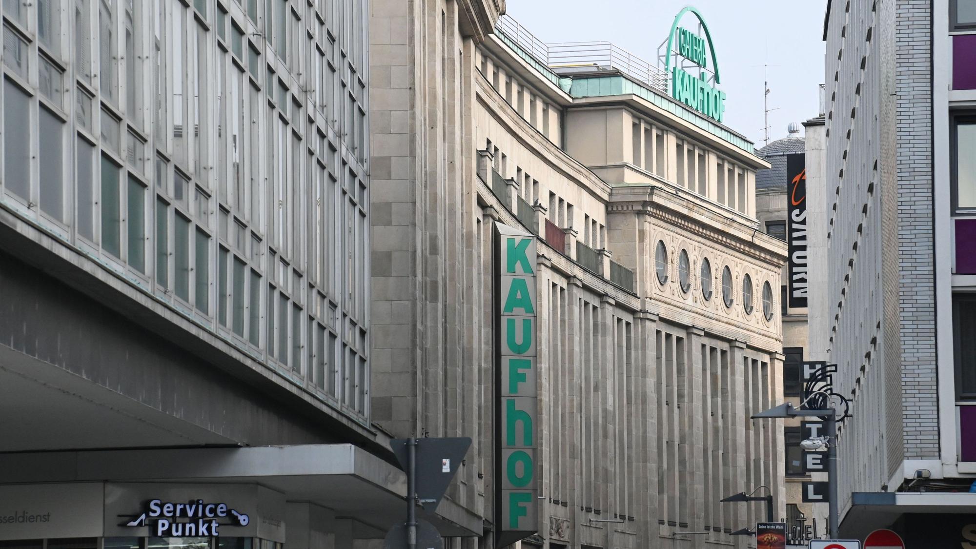 02.08.2024 Köln. Noch hat der Kaufhof seine Beschilderung. Foto: Alexander Schwaiger