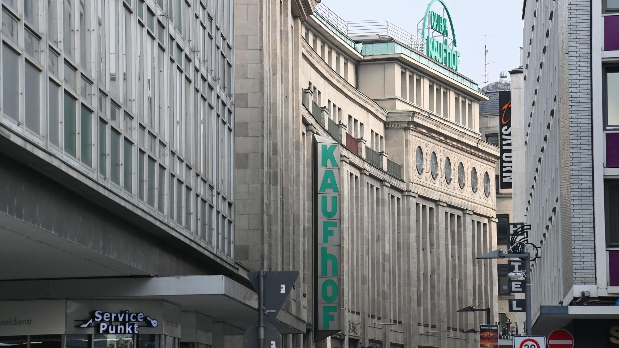 02.08.2024 Köln. Noch hat der Kaufhof seine Beschilderung. Foto: Alexander Schwaiger