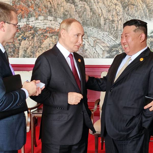 Wladimir Putin und Kim Jong Un unterhalten sich.