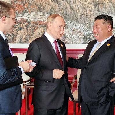 Wladimir Putin und Kim Jong Un unterhalten sich.