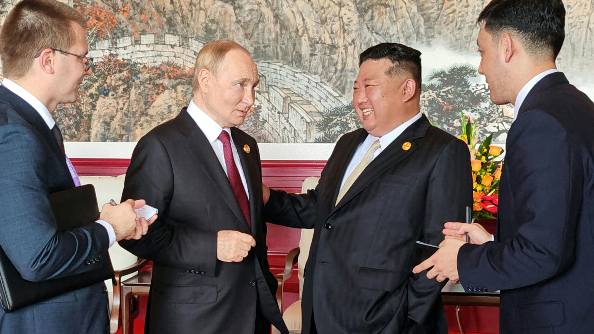 Wladimir Putin im Gespräch mit Nordkoreas Diktator Kim Jong-un in Peking.