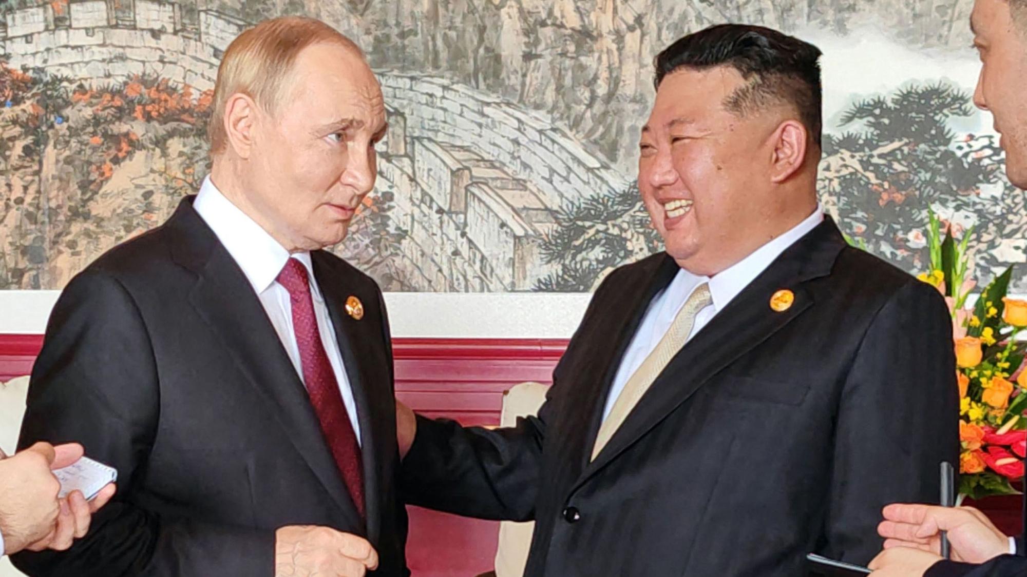 Wladimir Putin und Kim Jong Un unterhalten sich.
