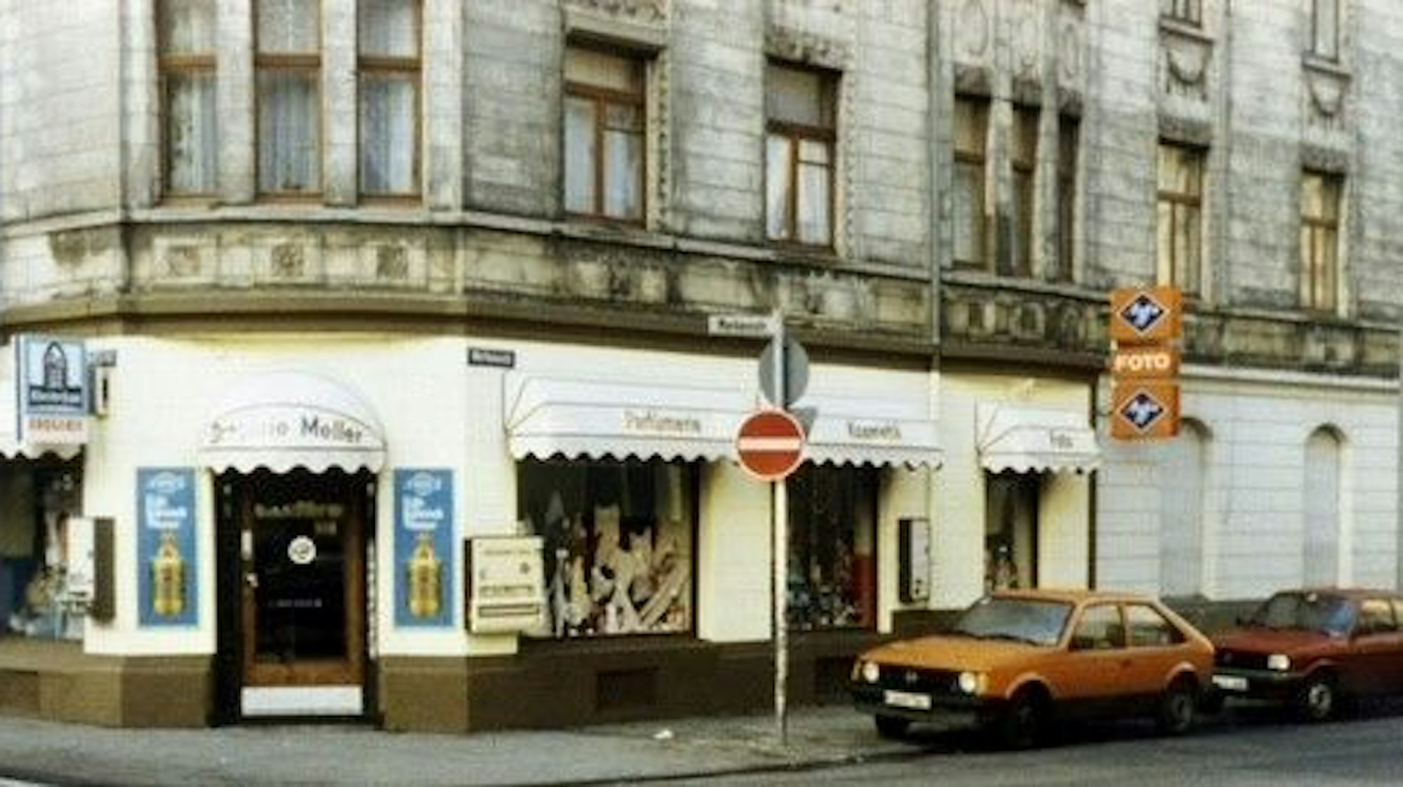 Die erste Drogerie der Mellers an der Ecke Ehrenfeldgürtel/Merkenstraße: Man achte auf den Zigarettenautomaten und die Werbung für den Agfa-Fotoservice.