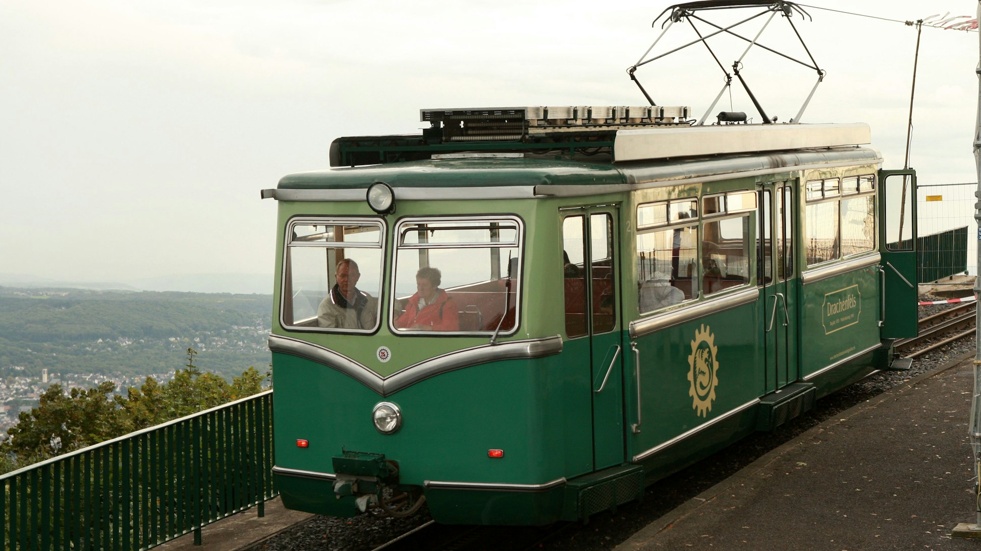 Ein Zahnradbahntriebwagen steht an der Bergstation auf dem Drachenfels.