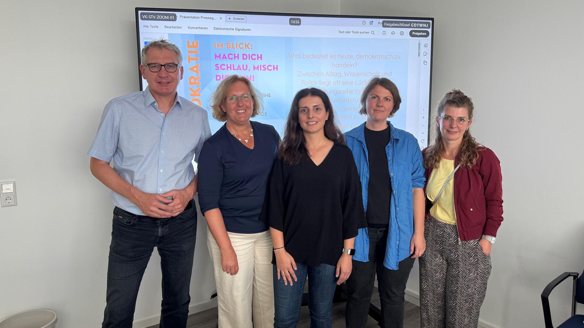 Sie organisieren und veranstalten die Events von „Demokratie im Blick“: Dr. Günter Hinken (v.l., VHS), Sabine Höring (Bildungsforum), Marilena Jünemann (Gleichstellungsbüro), Malin Schumacher (Caritas), Lucia Riemenschnitter (Museum Morsbroich)