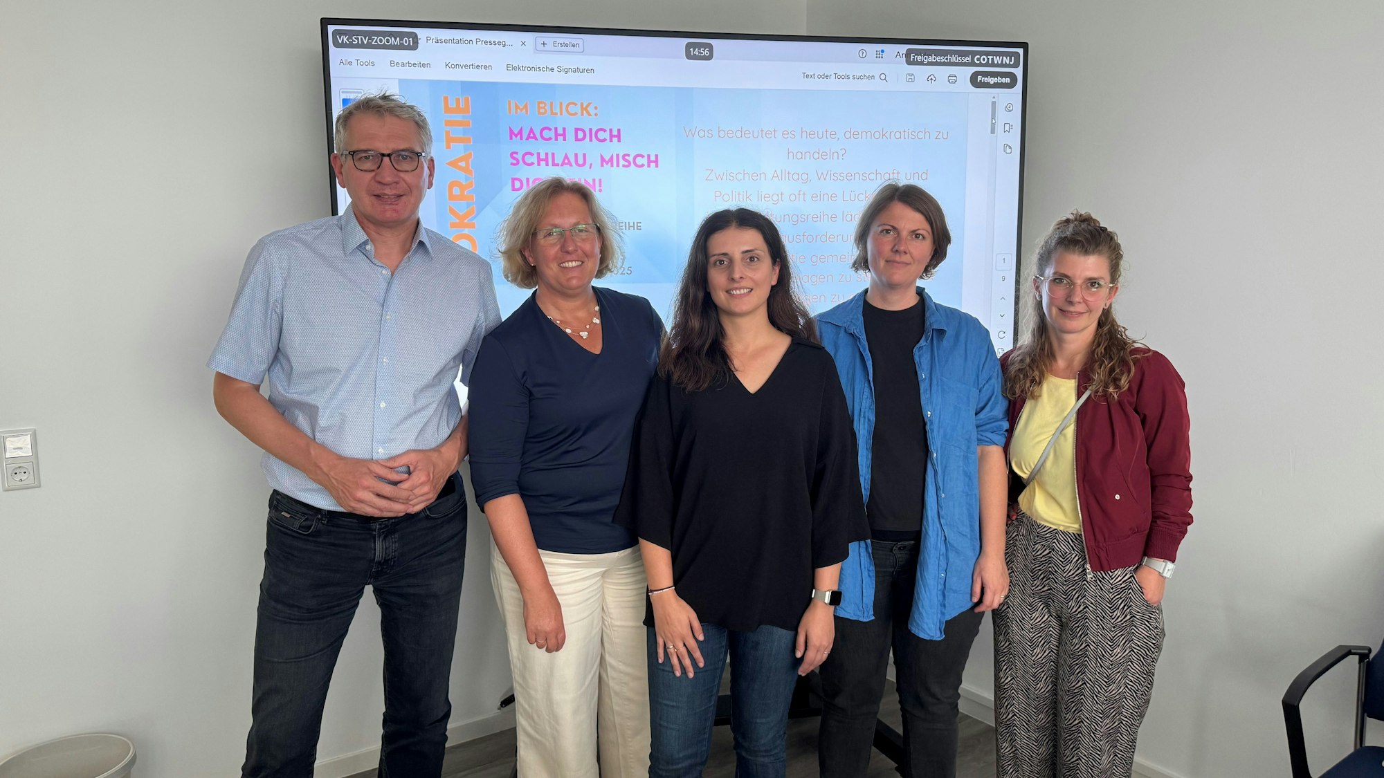 Sie organisieren und veranstalten die Events von „Demokratie im Blick“: Dr. Günter Hinken (v.l., VHS), Sabine Höring (Bildungsforum), Marilena Jünemann (Gleichstellungsbüro), Malin Schumacher (Caritas), Lucia Riemenschnitter (Museum Morsbroich)