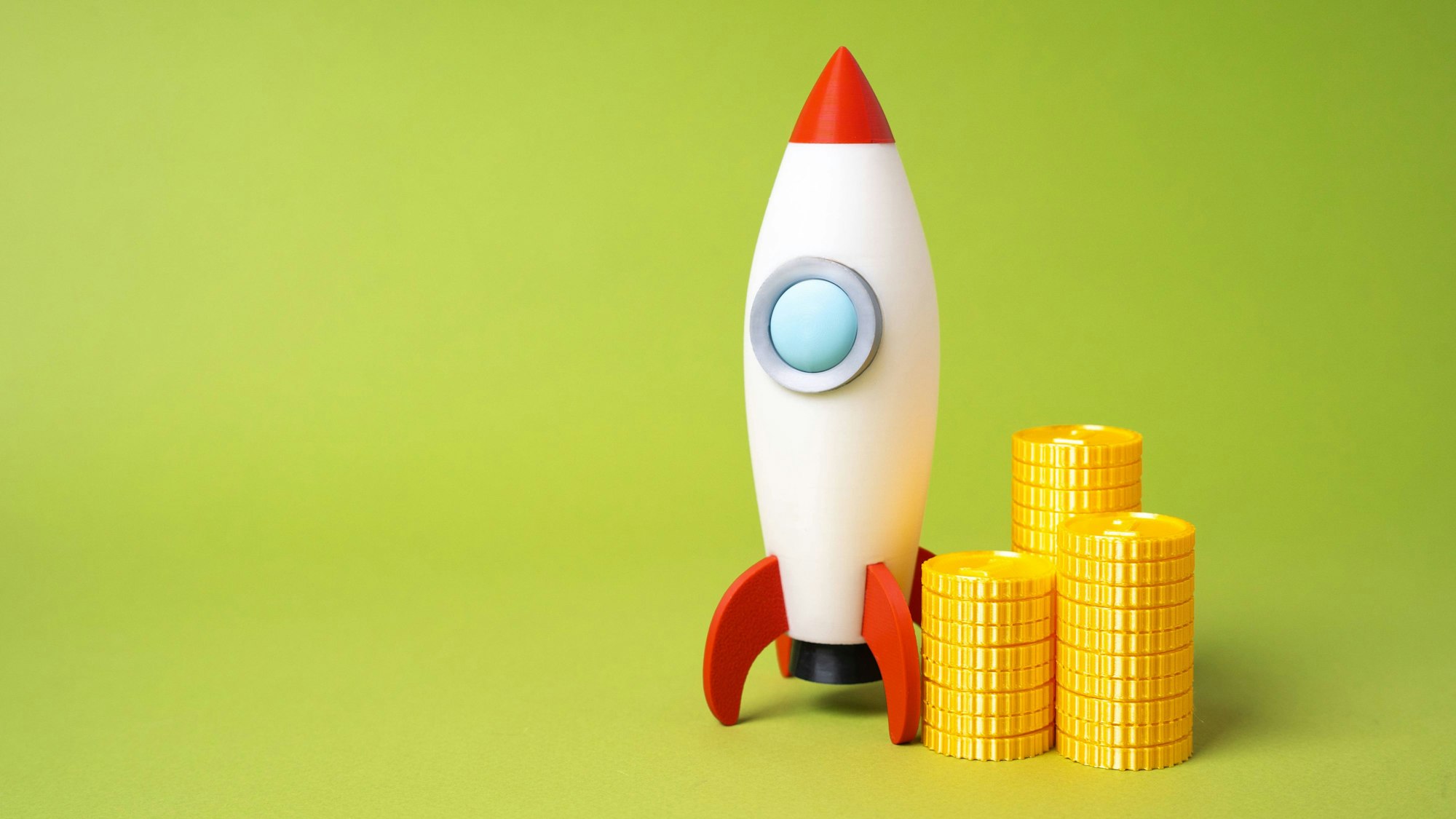 Raketen und Münzen. Idee für ein rentables Geschäft, Finanzierung für die Gründung eines Unternehmens. Startup-Beschleunigung, Innovationsfinanzierung. Risikokapitalinvestitionen, unternehmerischer Ehrgeiz. Rocket and coins. Idea for a profitable business, fundraising for starting a business. Startup acceleration, innovation funding. Venture capital investment, entrepreneurial ambition. LicenseRF Copyright: xZoonar.com/AndriixYalanskyix 23828809