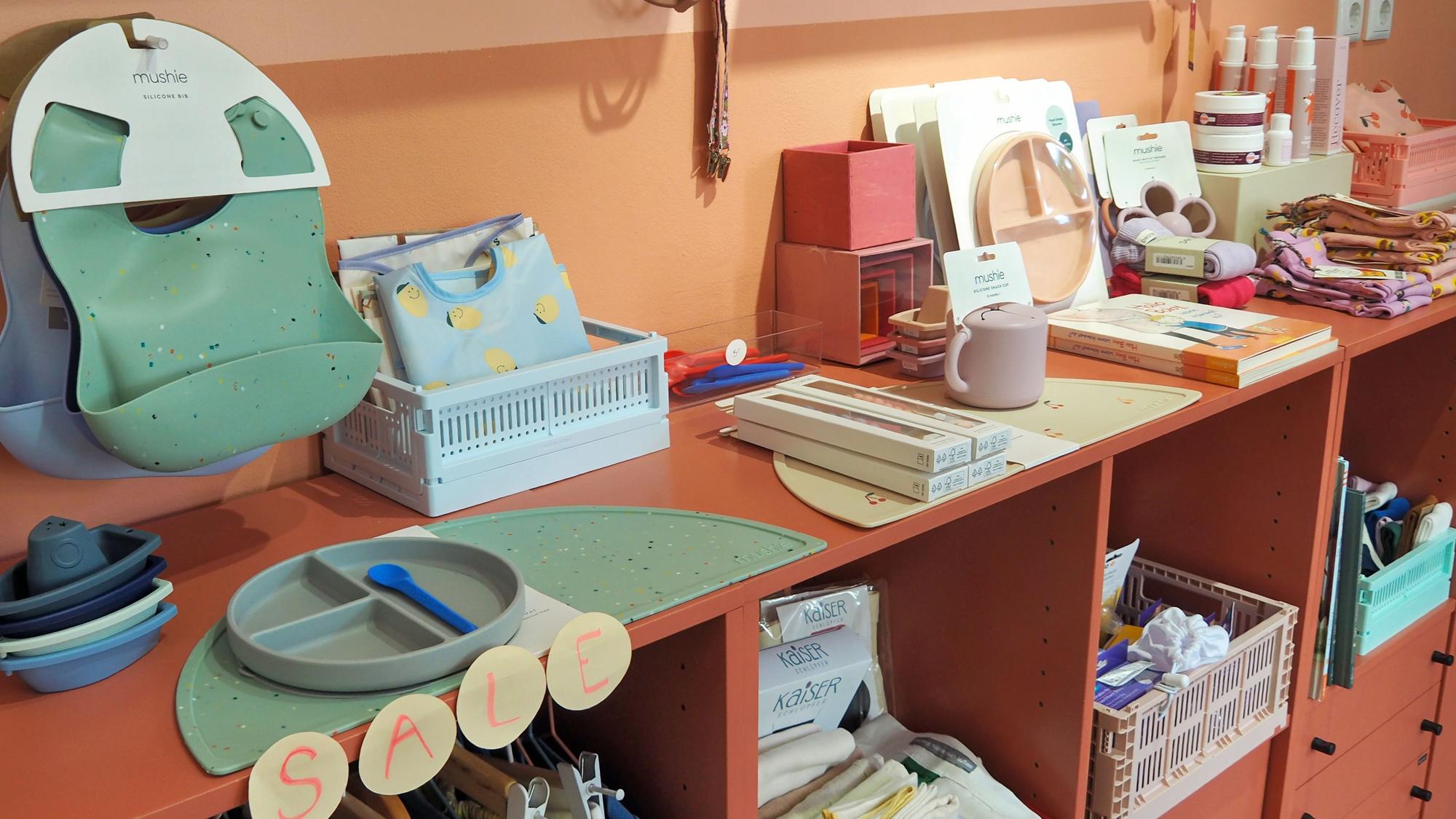 Von Lätzchen, Tellern und Babybesteck über, über Pflegeprodukte, Wickelzubehör, Zubehör für die Stillzeit, Babykleidung, Holzspielzeug Büchern bis zu Tragesystemen bietet die „Südkugel“ eine breite Palette an Produkten rund um die Babyzeit.