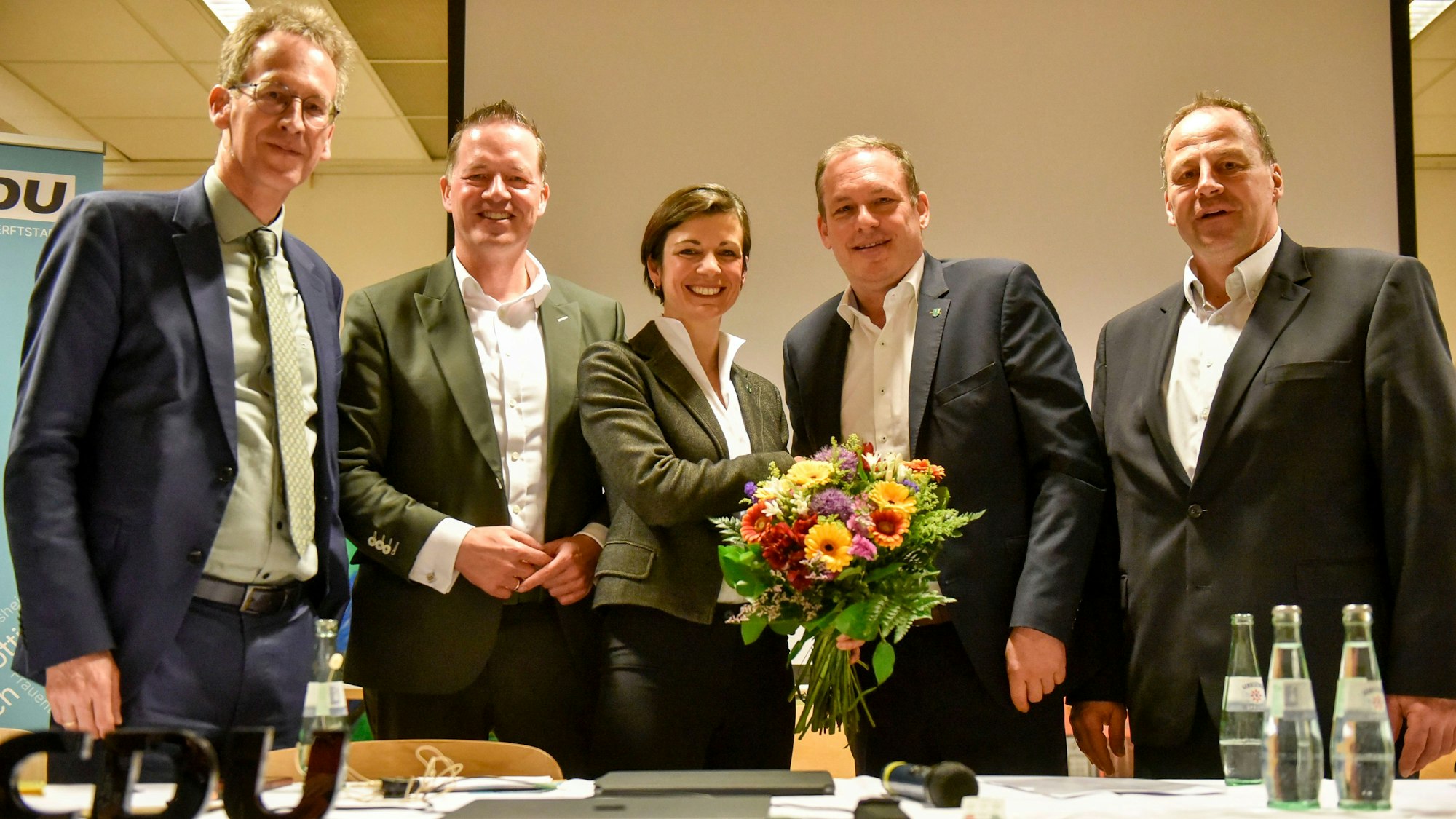 Die CDU hat Weitzel im März erneut zur Bürgermeisterkandidatin gewählt. Es gratulierten (v.l.) der Bundestagsabgeordnete Detlef Seif, der Landtagsabgeordnete Gregor Golland, der Stadtverbandsvorsitzende Stephan D. Bremer und Wahlleiter Gerd Schiffer gratulierten.