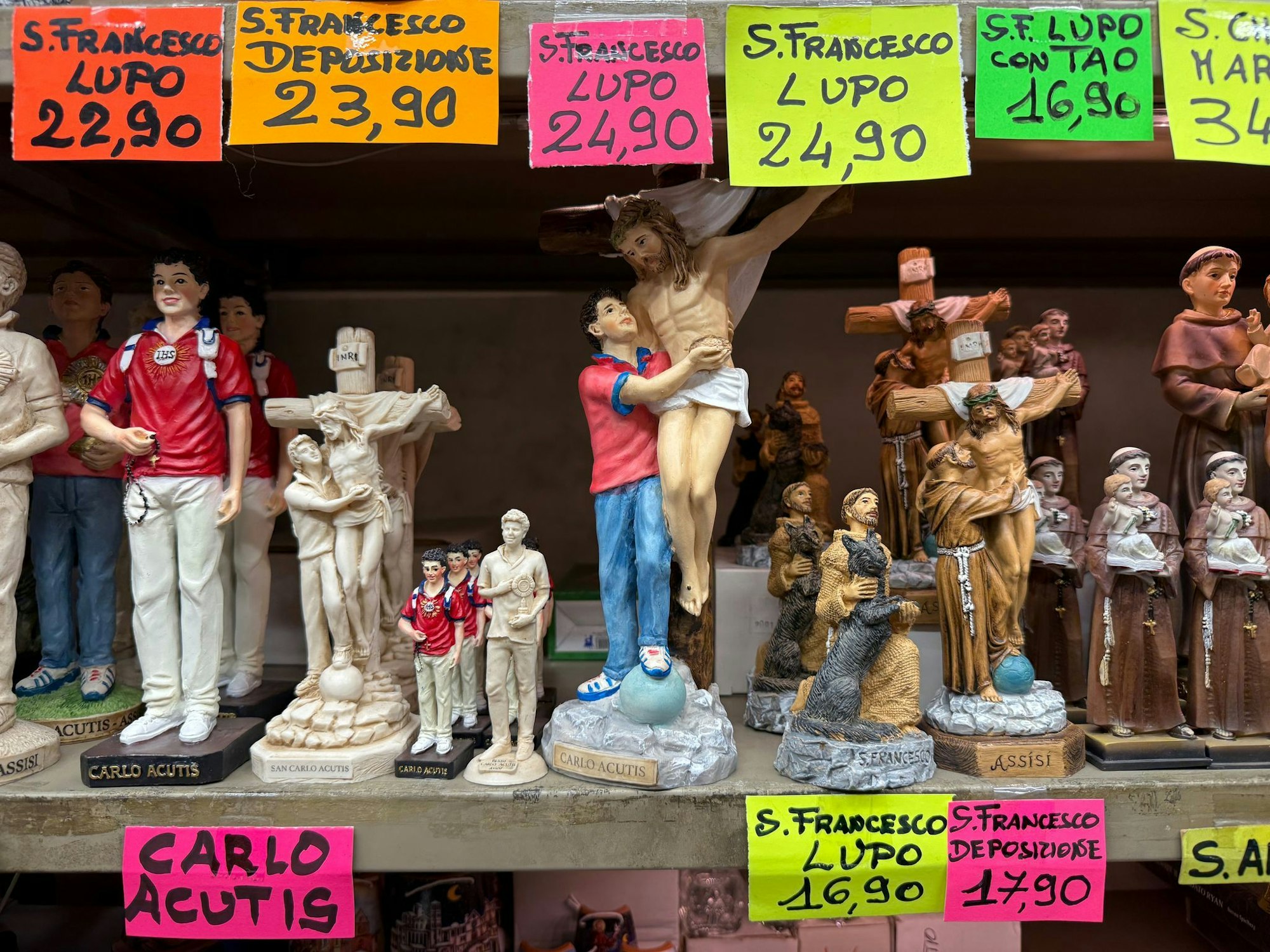 In Souvenirshops werden Tonfiguren von Franz von Assisi und Carlo Acutis verkauft. (Archivbild)