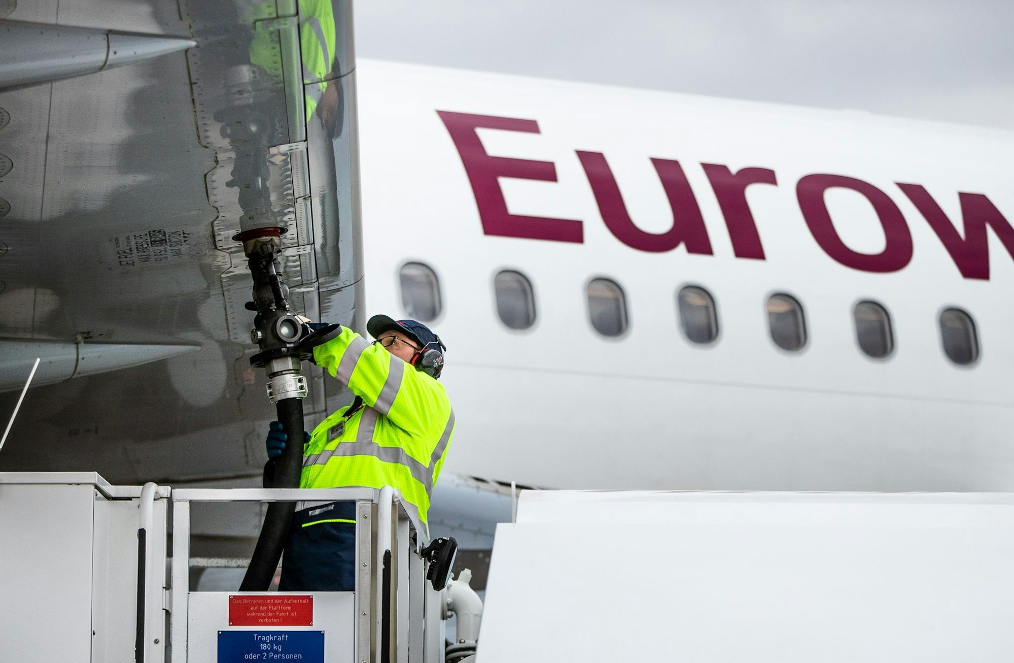 Am Düsseldorfer Flughafen soll ab 2028 eine neue Produktionsanlage nachhaltigen Flugkraftstoff aus CO2 herstellen, das zuvor der Luft entnommen wurde. (Symbolbild)