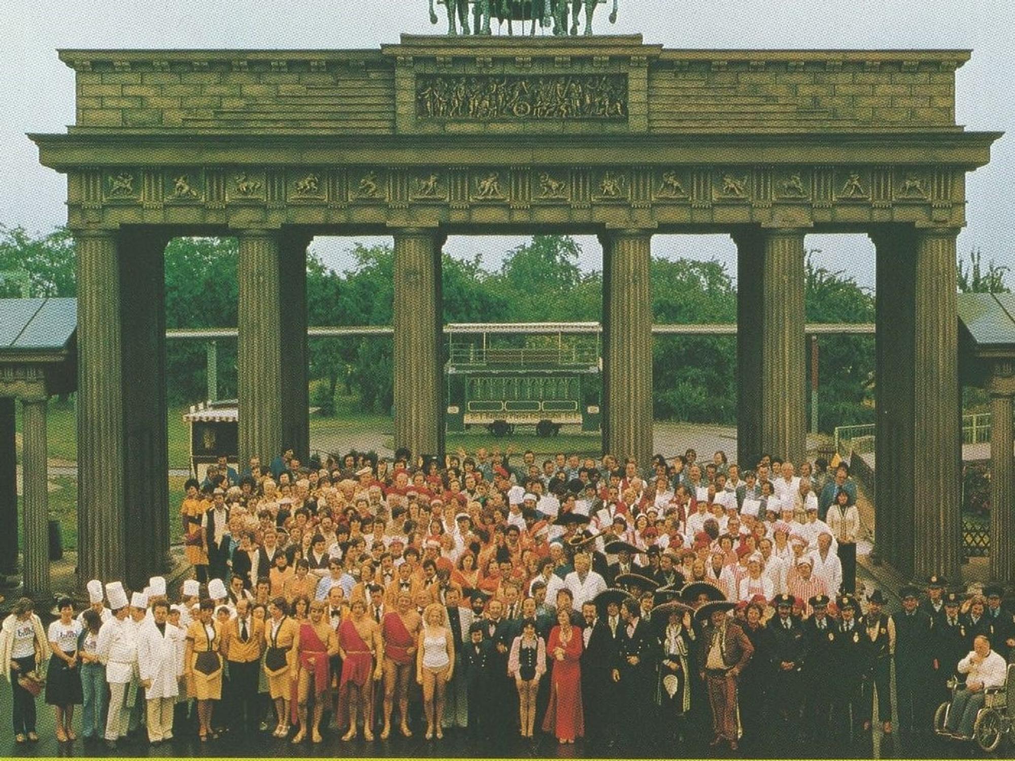 Historisches Foto des Phantasialand: „Über 500 Phantasialand-Mitarbeiter sind im Sommer für Sie da, angefangen von Handwerkern, bis hin zu den Köchen, den Gärtnern und der Verwaltung. Diese Mitarbeiter sorgen täglich dafür, dass Ihnen der Besuch im Phantasialand in netter Erinnerung bleibt.“